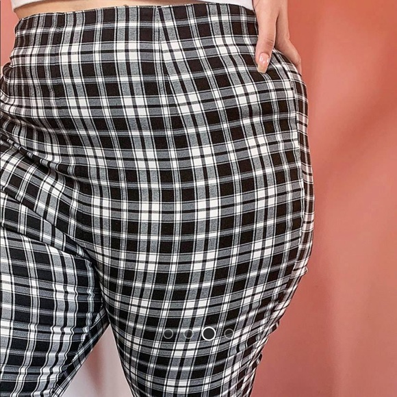 COLLUSION Plus bengaline flare pants in black and
white check - Picture 2 of 6